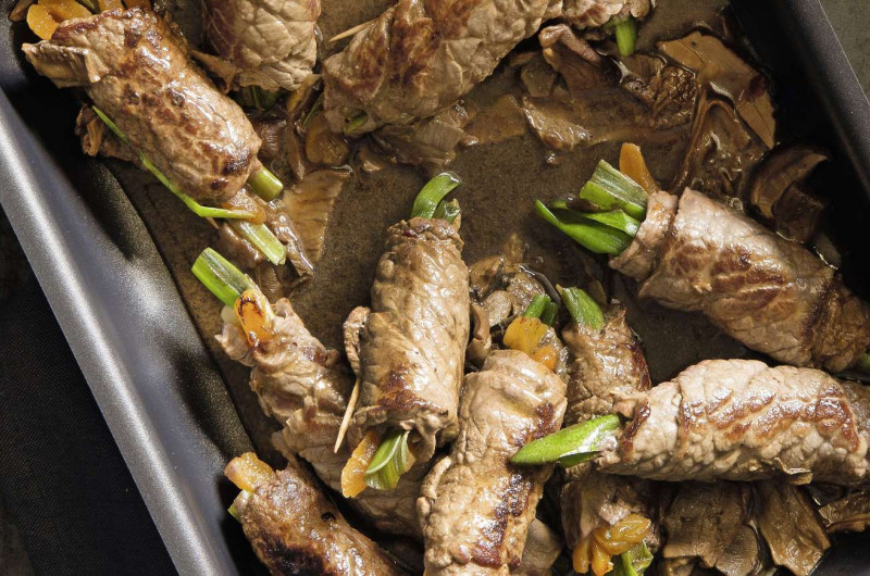 Paupiettes de bœuf avec abricots et oignons nouveaux