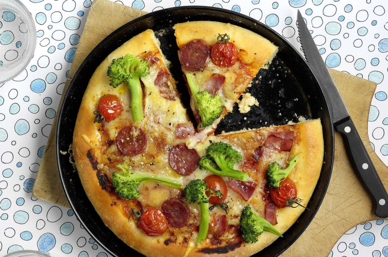 Pizza sur moule à tarte