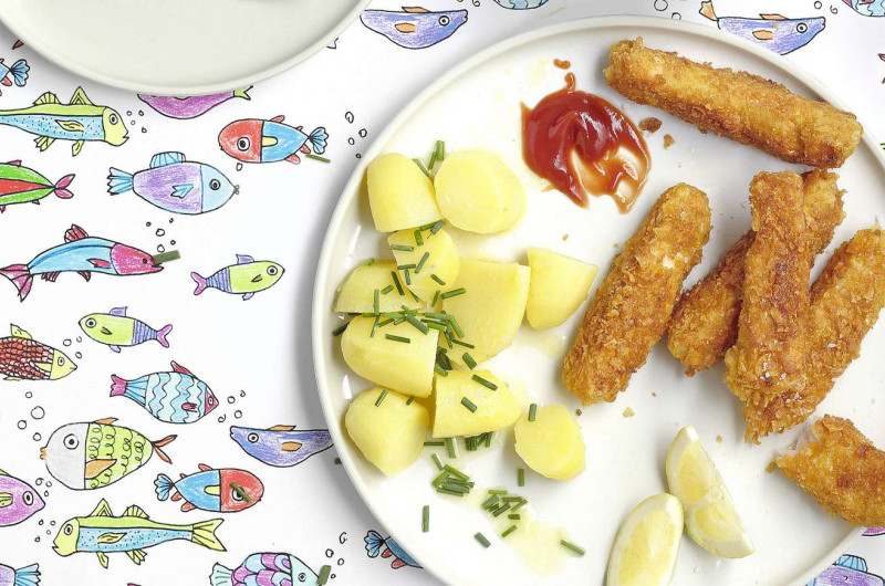 Croustilles de poisson avec yogourt au concombre