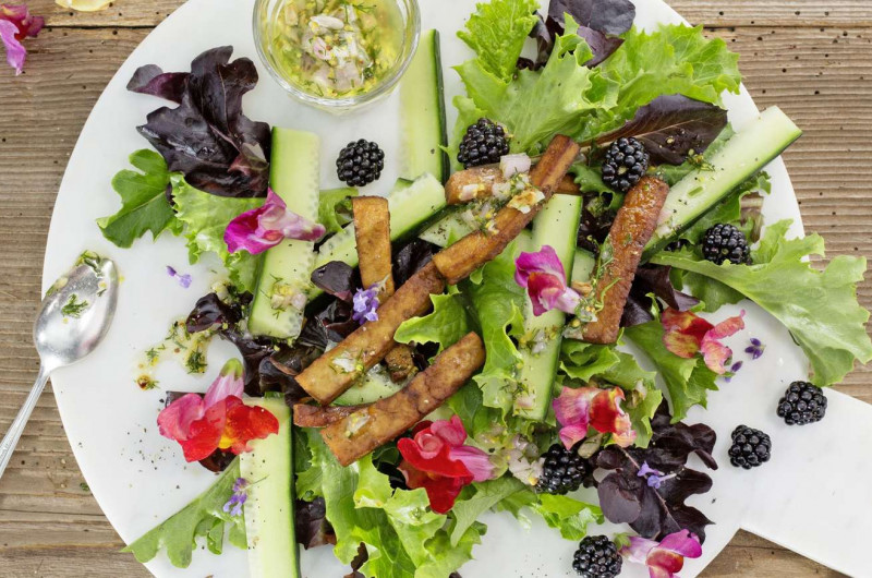 Salade verte avec baies