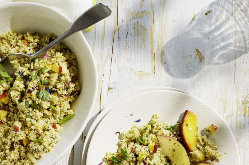 Couscous aux fleurs avec quartiers de pêche
