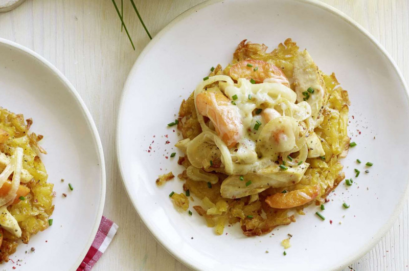 Poitrine de poulet avec abricots sur médaillon de rösti