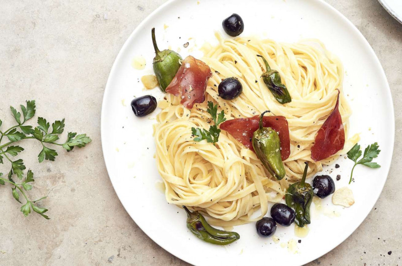 Fettuccine avec jambon cru et olives au four