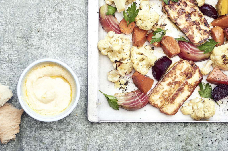 Légumes rôtis avec halloumi et yogourt à l'houmous