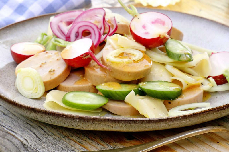 Salade de cervelas, de fromage et de crudités
