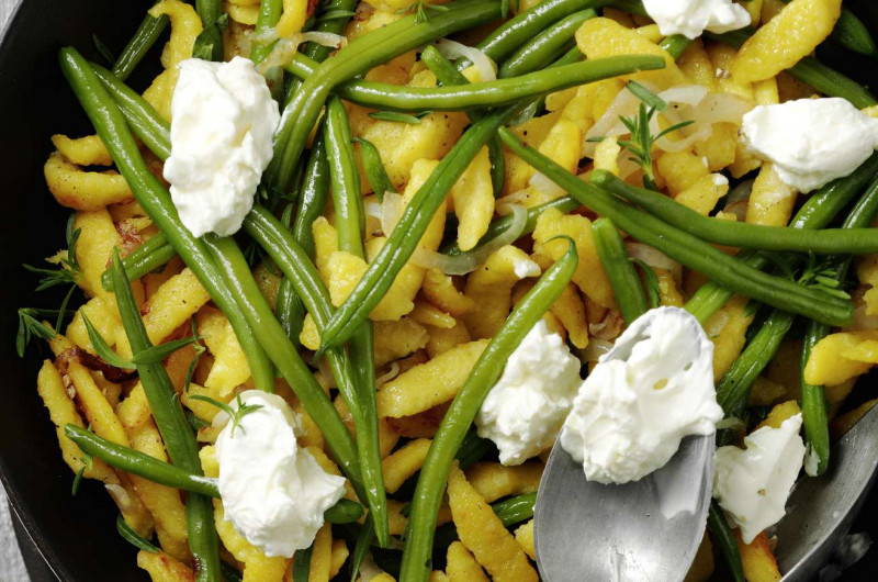 Poêlée de spätzli et de haricots avec fromage frais