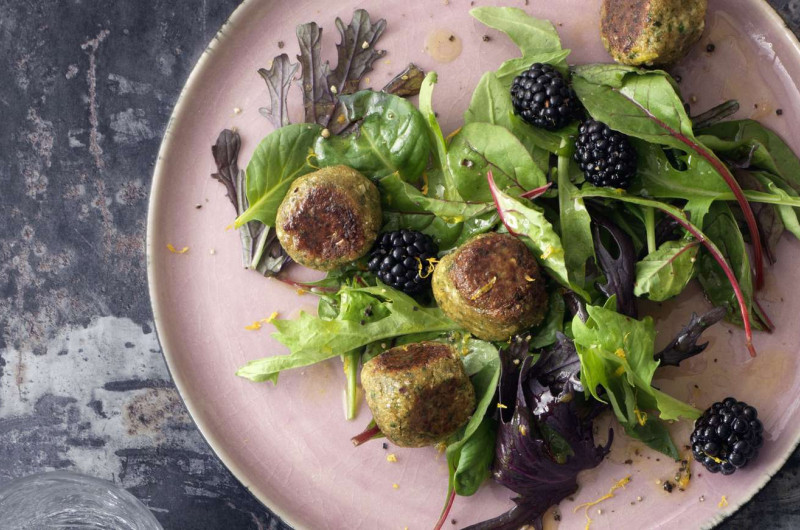 Falafels sur laitue à tondre avec mûres