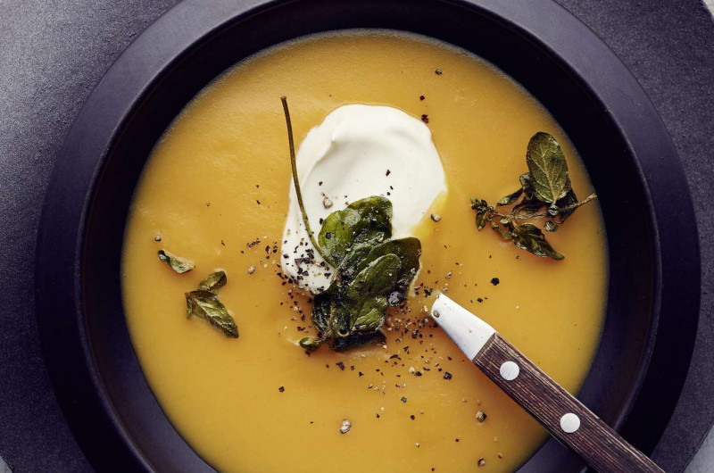 Velouté de courge avec origan croustillant