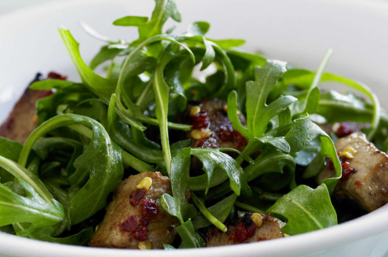 Salade de roquette avec dés de veau