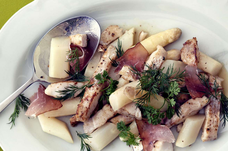 Asperges blanches avec jambon cru et poisson