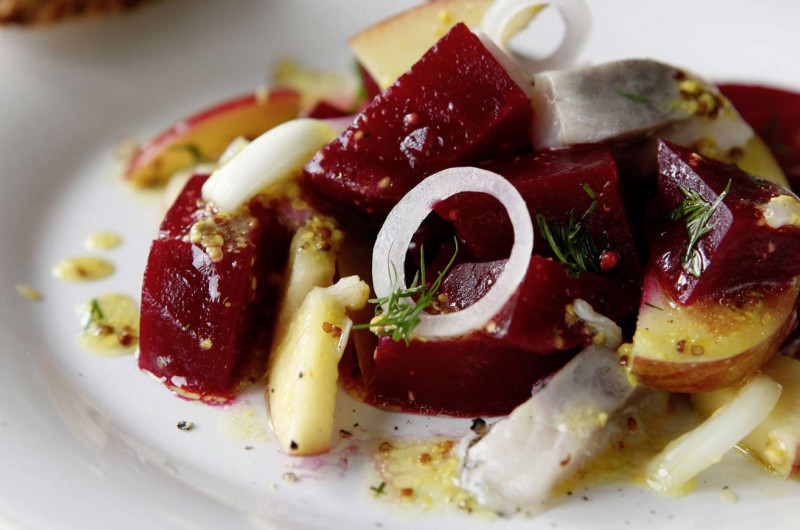 Salade de harengs et de betteraves rouges
