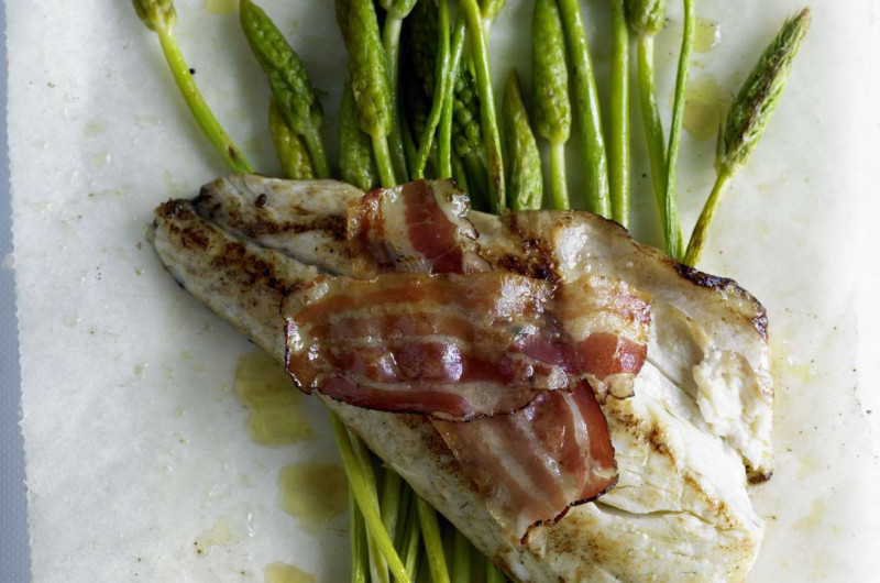 Filet de bar sur asperges des bois