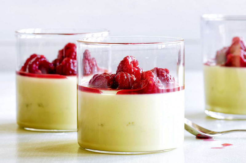 Pudding au  matcha avec framboises