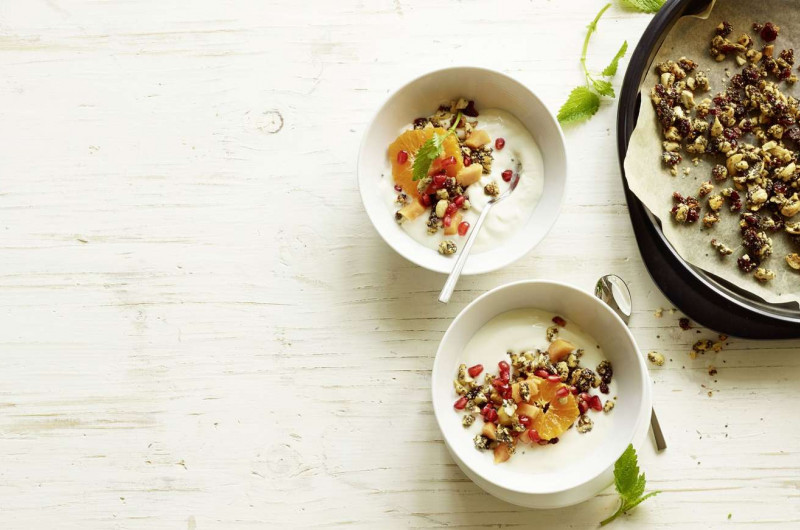 Lait acidulé avec granola aux noix de cajou, aux canneberges et aux graines de chia