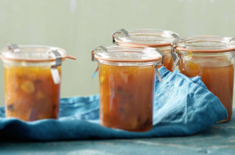 Confiture d'abricots avec noix et romarin