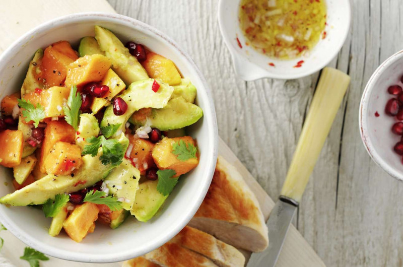 Salade d'avocat et de papaye avec vinaigrette au piment et poulet