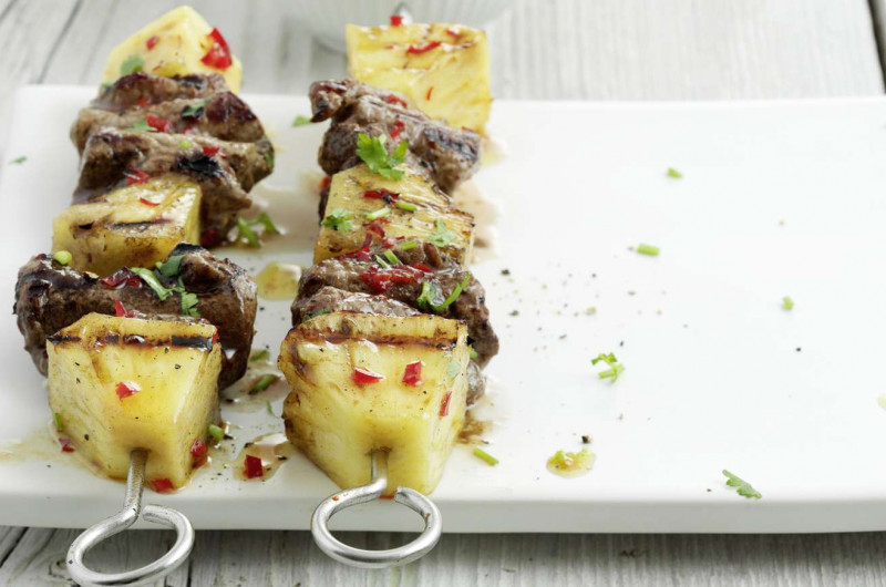 Brochettes d’ananas et de bœuf
