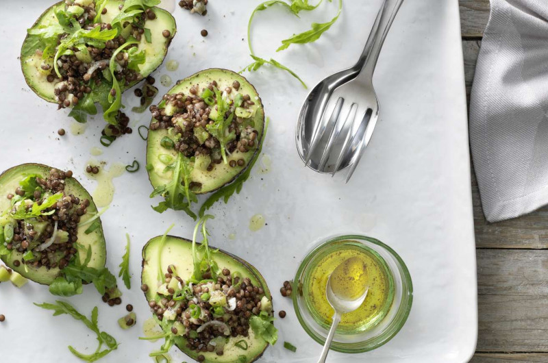 Salade de lentilles au kiwi sur avocat