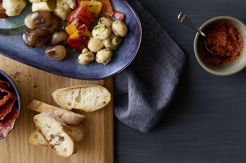 Antipasti avec chips de salami