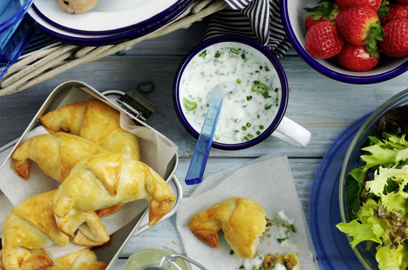 Croissants à la viande avec yogourt au concombre
