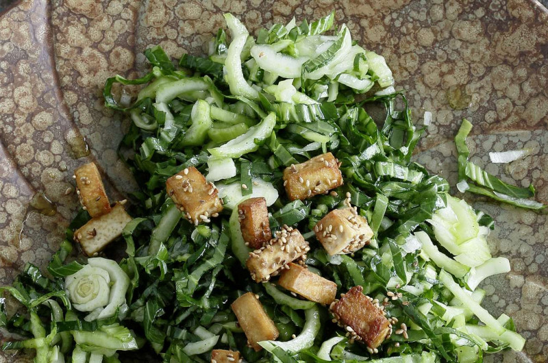 Salade de pak-choï avec croûtons de tofu