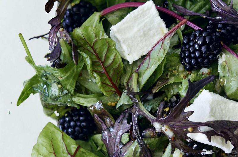 Salade verte au fromage de chèvre et aux mûres