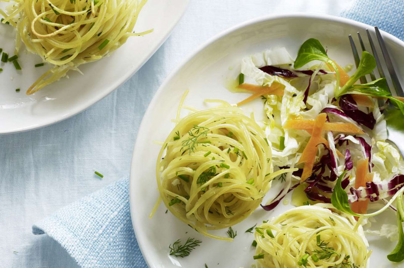 Nids de spaghetti aux fines herbes avec fromage de chèvre frais