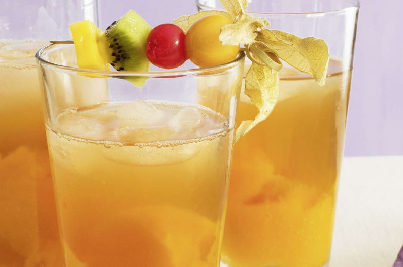 Cocktail au thé froid et à la mangue