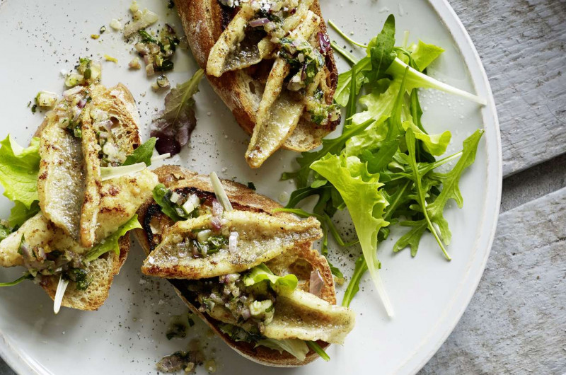 Filets de perche au beurre à l’estragon sur baguette
