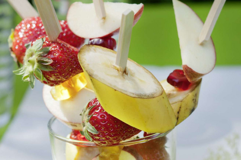 Brochettes de fruits et oursons en gomme