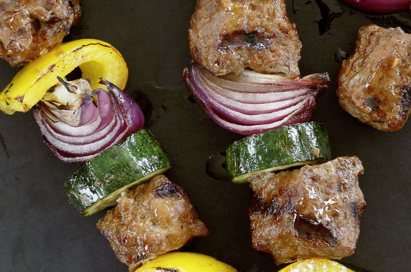 Brochettes de boulettes de viande hachée et de légumes