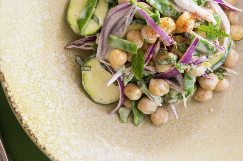 Salade de pois chiches avec yogourt et pâte de sésame