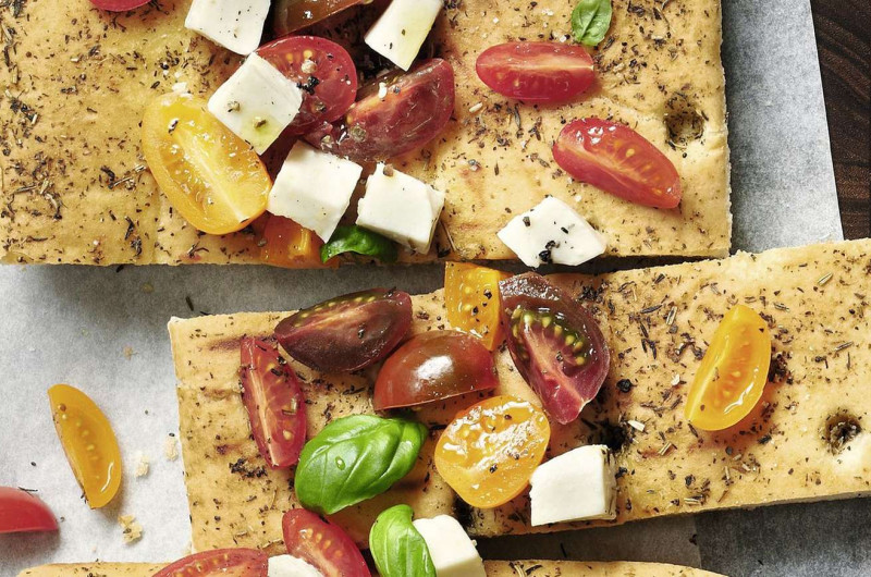 Focaccia aux fines herbes et à la mozzarella