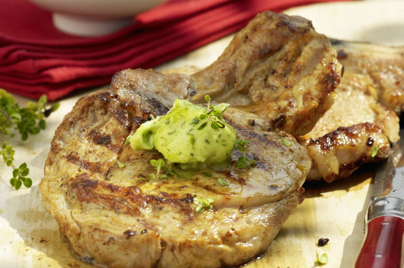 Côtelette de veau grillée avec beurre aux herbes