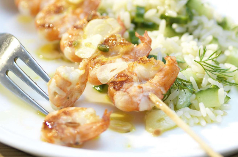 Brochettes de crevettes avec vinaigrette à l’ail et salade de riz au concombre