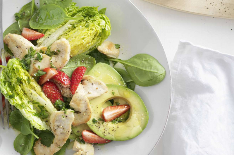 Salade de laitue avec fraises et poulet