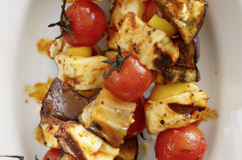 Brochettes de fromage et légumes