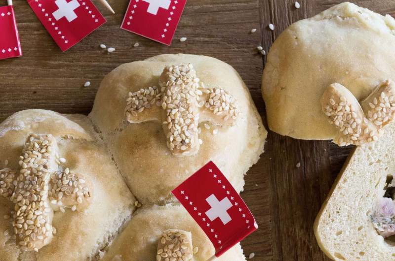 Pain du 1er août farci à la chair à saucisse et au fromage