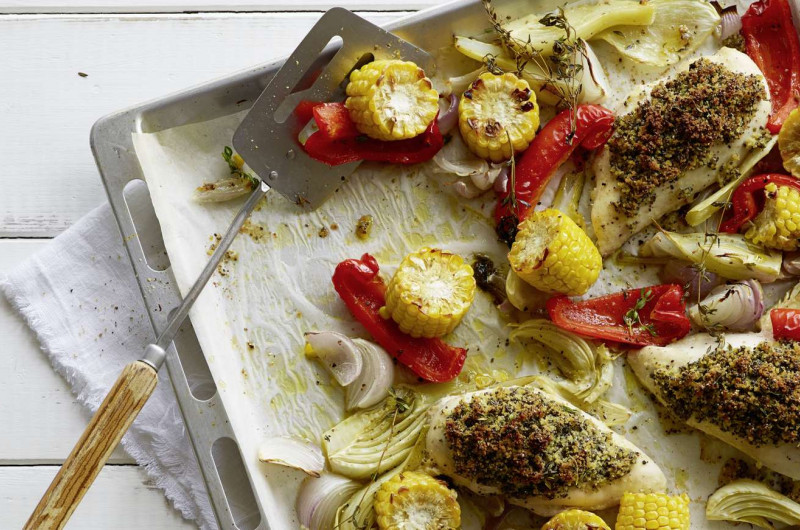 Poitrines de poulet en manteau de chia et légumes