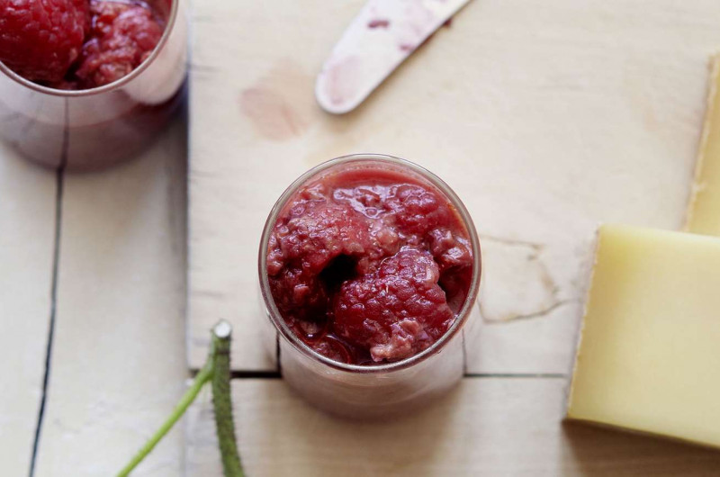 Gruyère avec chutney de framboises