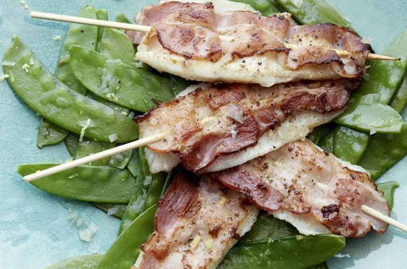 Brochettes de poisson et pois mange-tout