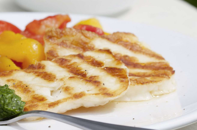 Halloumi sur poivrons rôtis avec sauce au basilic