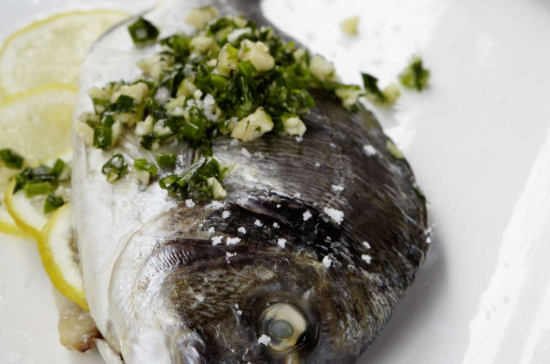 Dorade avec concassée d’herbes aux amandes