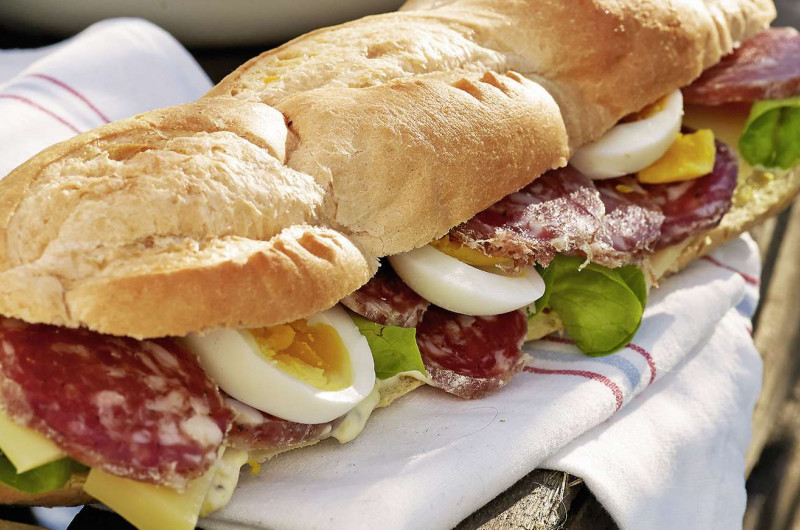 Sandwich à la saucisse sèche