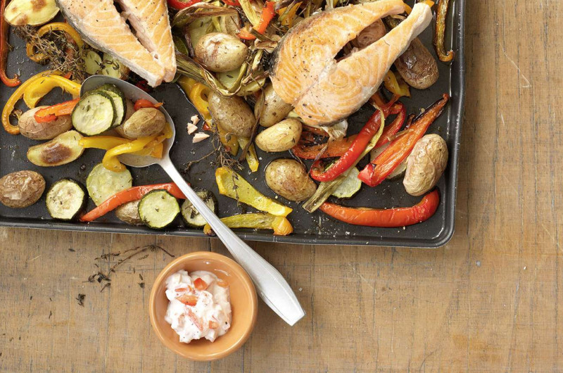 Pommes de terre au four avec poisson et légumes