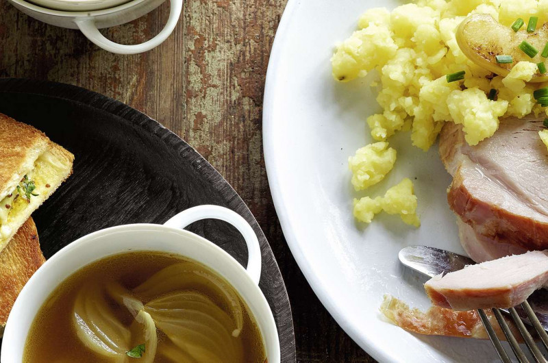Noix de jambon avec pommes et purée