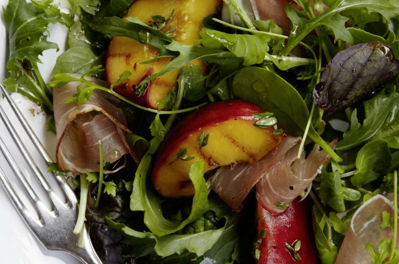 Salade de pousses avec jambon cru, pêches et thym
