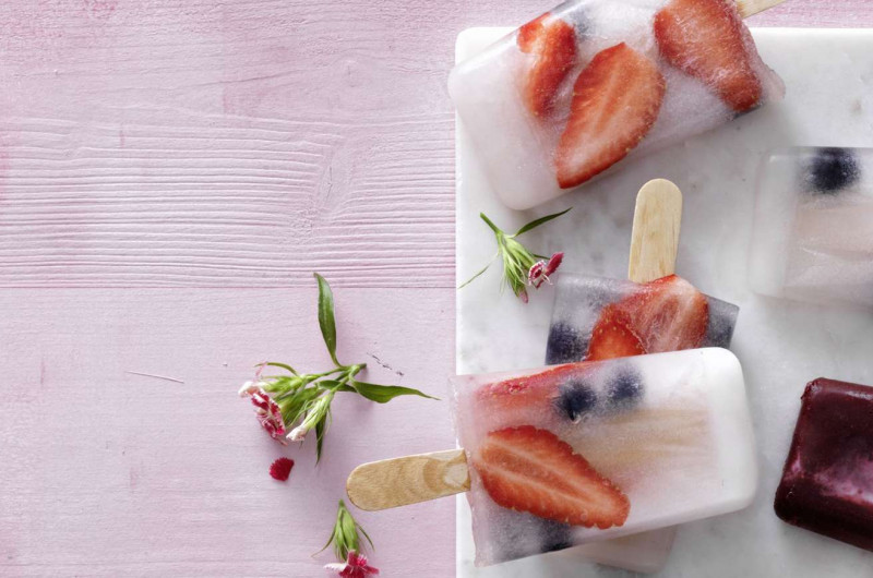 Popsicles à l'eau de coco et aux baies