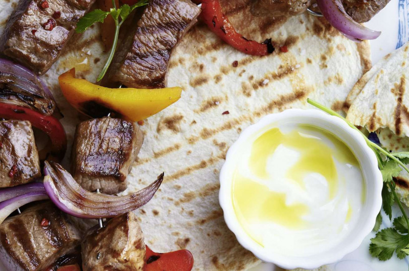 Brochette d’agneau colorée