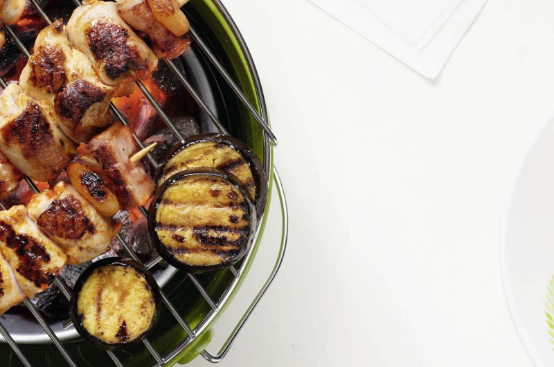 Brochette de poulet et de lard avec aubergines grillées